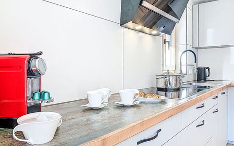 Bon-Accueil: Keuken, Toestel Van De Keuken, Countertop, Huishoudapparatuur, Flooring, Interieur Ontwerp, Cabinetry, Major Appliance, Meubilair, Loodgieterswerkinrichting
