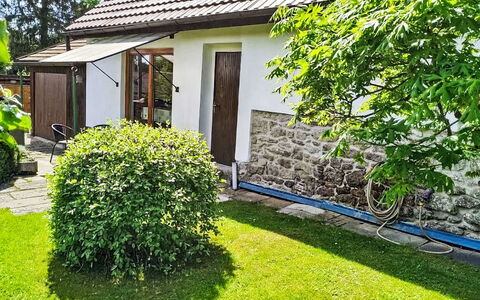 U Kohouta: Huis, Struik, Verblijf, Dak, Huis, Tuin, Groundcover, Backyard, Werf, Gazon