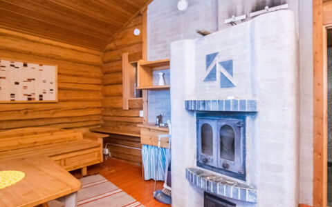 Luhtalemmikki: Bed, Meubilair, Slaapkamer, Interieur Ontwerp, Bedding, Laken, Flooring, Hout, Verdieping, Kamer
