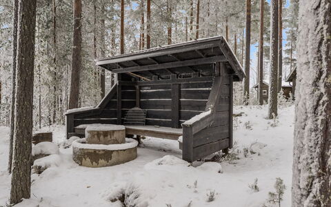 Luhtalemmikki: Bed, Meubilair, Slaapkamer, Interieur Ontwerp, Bedding, Laken, Flooring, Hout, Verdieping, Kamer