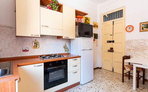Milena: Major Appliance, Toestel Van De Keuken, Keuken, Hout, Flooring, Interieur Ontwerp, Verdieping, Countertop, Cabinetry, Huishoudapparatuur