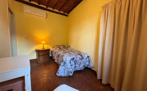 Terrazzino Margherita: Bed, Verdieping, Flooring, Slaapkamer, Muur, Interieur Ontwerp, Laken, Hout, Bedding, Meubilair