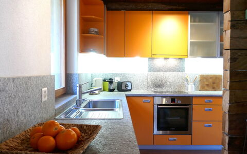 Rustico Raslina: Keuken, Countertop, Toestel Van De Keuken, Cabinetry, Major Appliance, Interieur Ontwerp, Gootsteen, Meubilair, Huishoudapparatuur, Hout