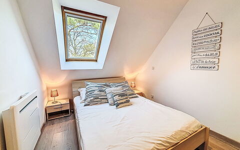 Maison Kerlosquet: Bed, Slaapkamer, Interieur Ontwerp, Hout, Meubilair, Verdieping, Laken, Bedding, Flooring, Linens