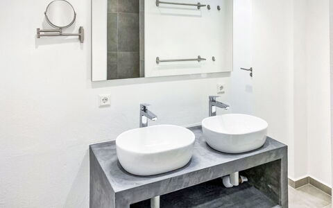 Brig 36: Wastafel In De Badkamer, Loodgieterswerkinrichting, Wastafel, Flooring, Interieur Ontwerp, Kraan, Badkamer, Verdieping, Spiegel, Countertop