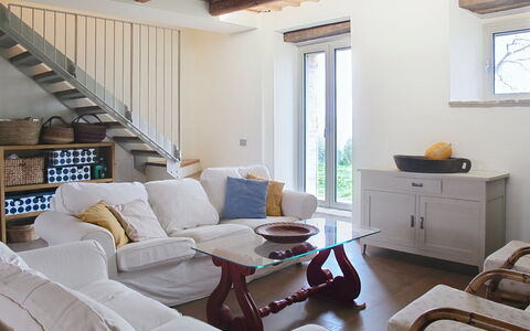 Il Casolare e Il Fienile: Meubilair, Interieur Ontwerp, Flooring, Muur, Verdieping, Hout, Bankstel, Kamer, Plafond, Woonkamer