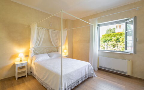 Podere Galieni: Meubilair, Interieur Ontwerp, Bed, Verdieping, Flooring, Muur, Slaapkamer, Hout, Plafond, Kamer