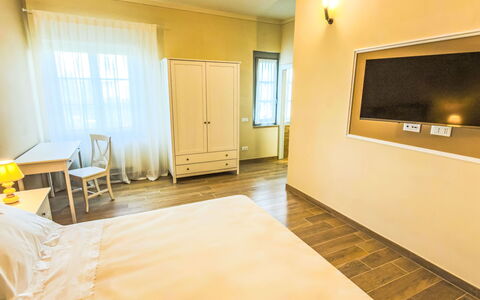 Podere Galieni: Interieur Ontwerp, Muur, Verdieping, Flooring, Hout, Plafond, Slaapkamer, Verlichting, Bed, Kamer