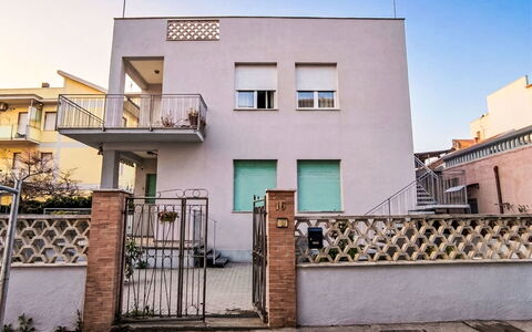Casa Irma: Muur, Gebouw, Woongebied, Facade, Architectuur, Buurt, Balkon, Huis, Deur, Appartement