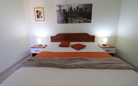 Lucia: Meubilair, Bed, Slaapkamer, Interieur Ontwerp, Laken, Hout, Bedding, Verdieping, Flooring, Kamer