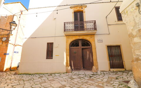 Penelope'S House Centro Storico: Muur, Deur, Architectuur, Home Deur, Gips, Balkon, Schaduw, Trap