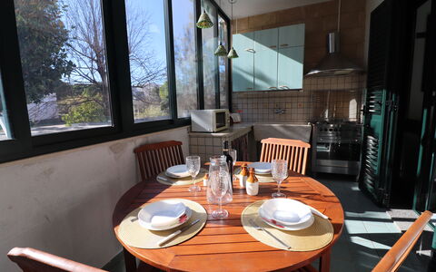 Noemi'S House in Otranto: Meubilair, Stoel, Tafel, Hout, Interieur Ontwerp, Keuken En Eettafel, Flooring, Verdieping, Eetkamer, Verlichting