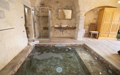 Coclea Heritage Suites: Flooring, Verdieping, Samengesteld Materiaal, Tegel, Zwembad, Kalksteen