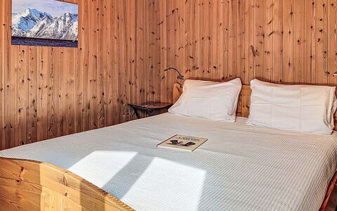 Chalet Chemin du Four: Slaapkamer, Bed, Flooring, Hout, Verdieping, Laken, Bedding, Interieur Ontwerp, Hardwood, Beits