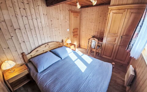 Le Moulin 74: Hout, Slaapkamer, Huis, Huis, Bed, Verdieping, Laken, Bedding, Deur, Hardwood