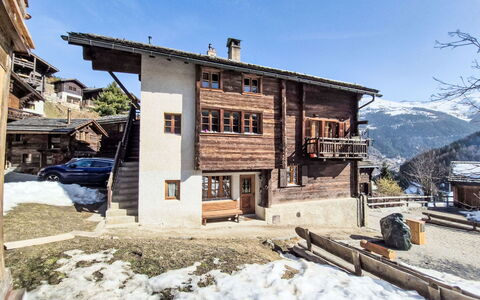Le Moulin 74: Hout, Huis, Huis, Deur, Verblijf, Helling, Siding, Plank, Balkon, Timmerhout