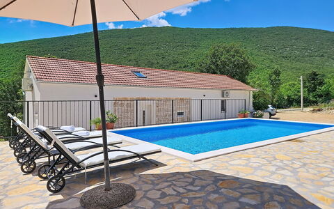 Dripić: Zwembad, Toevlucht, Buitenmeubels, Vrije Tijd, Samengesteld Materiaal, Meubilair, Paraplu, Eco Hotel, Thermae, Stoel