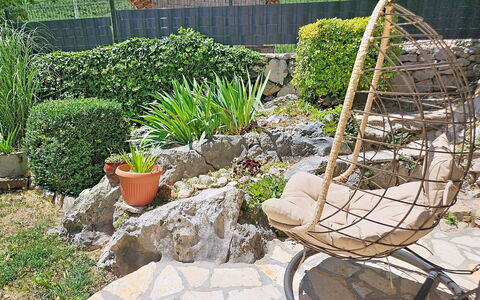 Dripić: Bloempot,  Felsen\, Meubilair, Tuin, Buitenmeubels, Struik, Flagstone, Backyard, Stoel