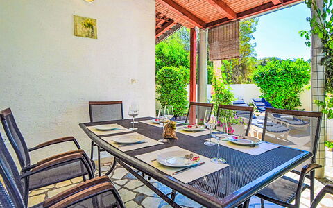 Brodarica 150: Huis, Deur, Verblijf, Werf, Stoel, Buitenmeubels, Backyard, Buitentafel, Kamerplant, Luifel