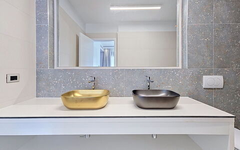 Aloa i: Muur, Interieur Ontwerp, Loodgieterswerkinrichting, Wastafel In De Badkamer, Wastafel, Spiegel, Kraan, Badkamer, Flooring, Lichte Inrichting