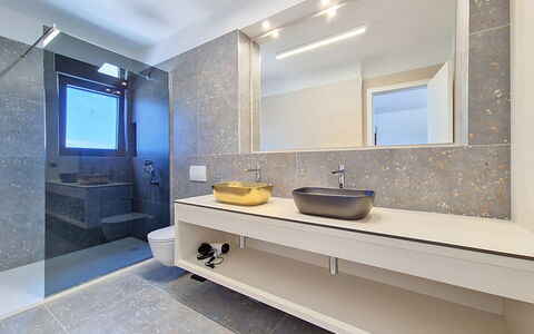 Aloa Ii: Loodgieterswerkinrichting, Flooring, Wastafel In De Badkamer, Interieur Ontwerp, Badkamer, Wastafel, Lichte Inrichting, Spiegel, Countertop, Verdieping