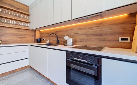 Aloa Iii: Countertop, Keuken, Flooring, Cabinetry, Hout, Toestel Van De Keuken, Interieur Ontwerp, Verdieping, Huishoudapparatuur, Major Appliance