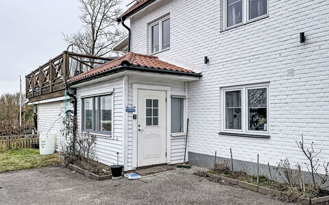 Stadsro: Huis, Deur, Verblijf, Werf, Stoel, Buitenmeubels, Backyard, Buitentafel, Kamerplant, Luifel
