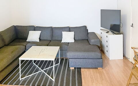 Stadsro: Huis, Deur, Verblijf, Werf, Stoel, Buitenmeubels, Backyard, Buitentafel, Kamerplant, Luifel