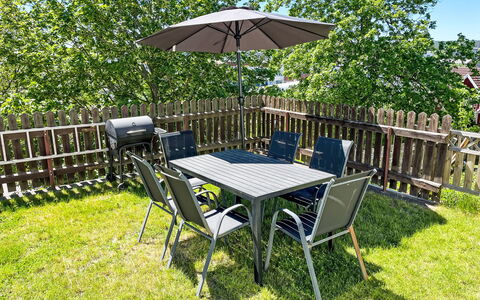 Stadsro: Meubilair, Buitenmeubels, Stoel, Tafel, Buitentafel, Keuken En Eettafel, Tuin, Schaduw, Patio, Backyard