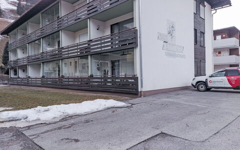 Enzian: Appartement, Family Car, Luxevoertuig, Mid-Size Car, Balkon, Winter