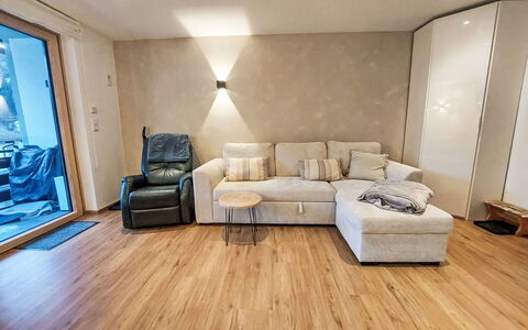 Enzian: Houten Vloer, Flooring, Verdieping, Interieur Ontwerp, Meubilair, Laminaatvloer, Hout, Bankstel, Woonkamer, Kamer