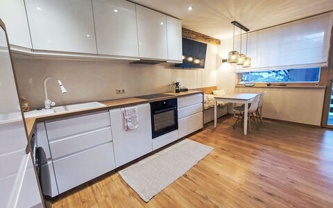 Enzian: Countertop, Keuken, Flooring, Interieur Ontwerp, Meubilair, Hout, Toestel Van De Keuken, Verdieping, Cabinetry, Houten Vloer