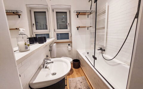 Enzian: Badkamer, Loodgieterswerkinrichting, Flooring, Verdieping, Interieur Ontwerp, Wastafel In De Badkamer, Kraan, Wastafel, Toilet, Loodgieter
