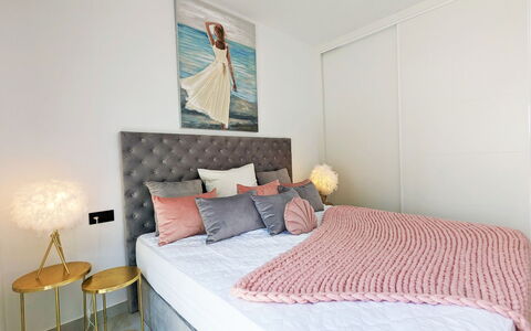 Residencial Panoramic: Bed, Meubilair, Interieur Ontwerp, Bedding, Slaapkamer, Laken, Linens, Verdieping, Hout, Flooring