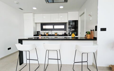 Residencial Panoramic: Meubilair, Keuken, Interieur Ontwerp, Flooring, Countertop, Hout, Toestel Van De Keuken, Verdieping, Barkruk, Plafond