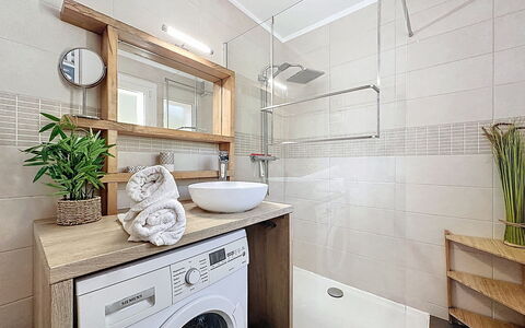 Les Dunes: Interieur Ontwerp, Flooring, Loodgieterswerkinrichting, Badkamer, Badkamerkast, Verdieping, Wasmachine, Wasruimte, Wastafel, Kraan