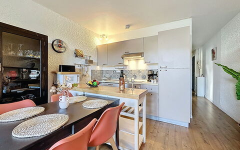 Les Dunes: Meubilair, Keuken, Interieur Ontwerp, Countertop, Flooring, Toestel Van De Keuken, Cabinetry, Major Appliance, Hout, Verdieping