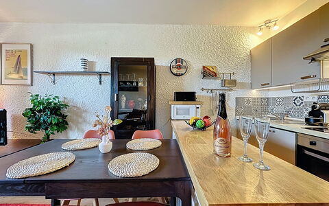 Les Dunes: Meubilair, Interieur Ontwerp, Keuken, Countertop, Muur, Lichte Inrichting, Toestel Van De Keuken, Flooring, Hout, Plafond