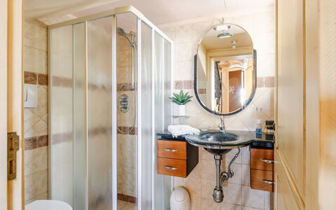 Casale Dolcemare: Interieur Ontwerp, Flooring, Verdieping, Spiegel, Meubilair, Loodgieterswerkinrichting, Verlichting, Kamer, Wastafel In De Badkamer, Badkamer