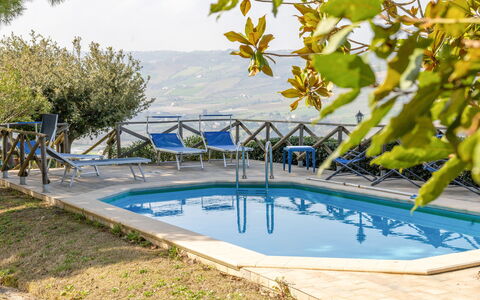 Casale Dolcemare: Blauw, Zwembad, Buitenmeubels, Toevlucht, Stoel, Schaduw, Eco Hotel, Landscaping, Ligstoel, Outdoor Structuur