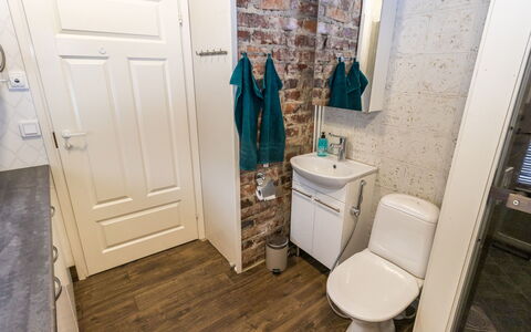 Villa Kökköharju: Flooring, Verdieping, Loodgieterswerkinrichting, Wc Bril, Badkamer, Toilet, Interieur Ontwerp, Loodgieter, Wastafel, Wastafel In De Badkamer