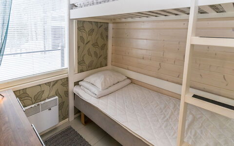Villa Kökköharju: Interieur Ontwerp, Muur, Slaapkamer, Verdieping, Bed, Hout, Flooring, Stapelbed, Meubilair, Bedding