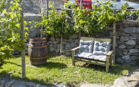Valtellina 645: Bloempot, Tuin, Buitenmeubels, Stenen Muur, Schaduw, Kamerplant, Backyard, Flagstone, Landscaping