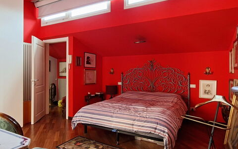 Isola: Interieur Ontwerp, Meubilair, Slaapkamer, Bed, Rood, Muur, Plafond, Bedding, Laken, Flooring