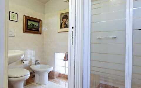 Isola: Flooring, Verdieping, Loodgieterswerkinrichting, Interieur Ontwerp, Deur, Badkamer, Kamer, Loodgieter, Toilet, Tegel