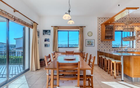 Ninho Do Mocho: Meubilair, Tafel, Stoel, Keuken En Eettafel, Verdieping, Flooring, Interieur Ontwerp, Huis, Plafond, Eetkamer