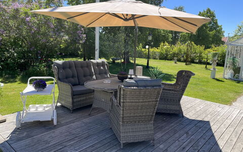 Herrgården: Paraplu, Meubilair, Buitenmeubels, Buitentafel, Stoel, Schaduw, Tuin, Dek, Patio, Hardwood