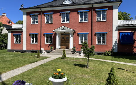 Herrgården: Gebouw, Venster, Huis, Huis, Dak, Deur, Facade, Woongebied, Verblijf, Landgoed