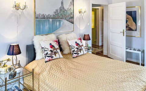 Herrgården: Meubilair, Interieur Ontwerp, Bed, Slaapkamer, Muur, Verdieping, Bedding, Flooring, Laken, Kamer