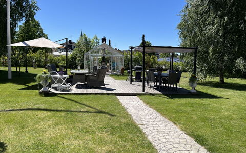 Herrgården: Tuin, Struik, Schaduw, Land Lot, Gazon, Groundcover, Landscaping, Flagstone, Werf